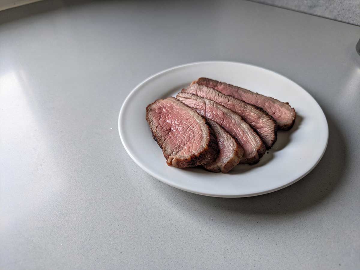 5 plakken, perfect gebakken ossenhaas op een bord.