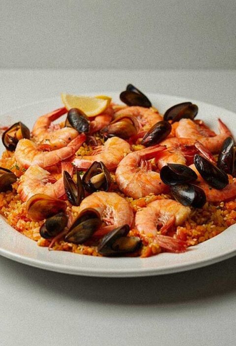 Een bord paella, maar in dit geval van de BBQ.