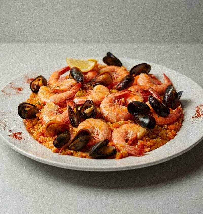 Een bord paella, maar in dit geval van de BBQ.