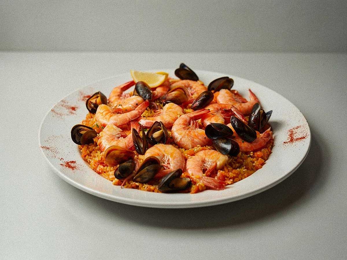 Een bord paella, maar in dit geval van de BBQ.