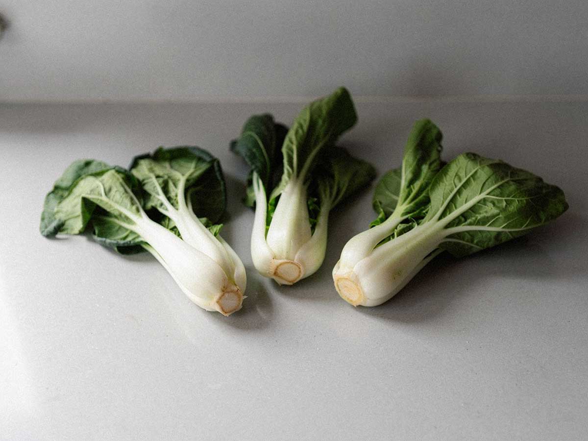 3 kroppen paksoi op het werkblad van een keuken.