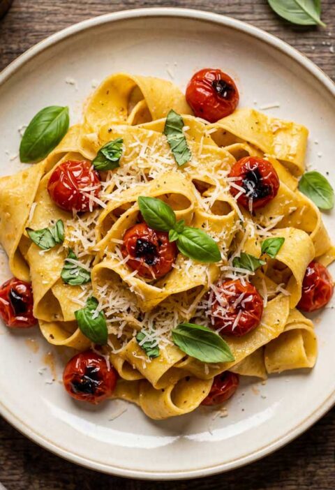 Pappardelle koken in een pan met deksel