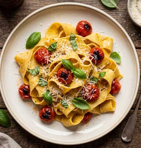 Pappardelle met een lichte saus, gebakken tomaatjes en geraspte kaas