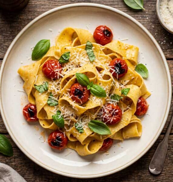 Pappardelle met een lichte saus, gebakken tomaatjes en geraspte kaas