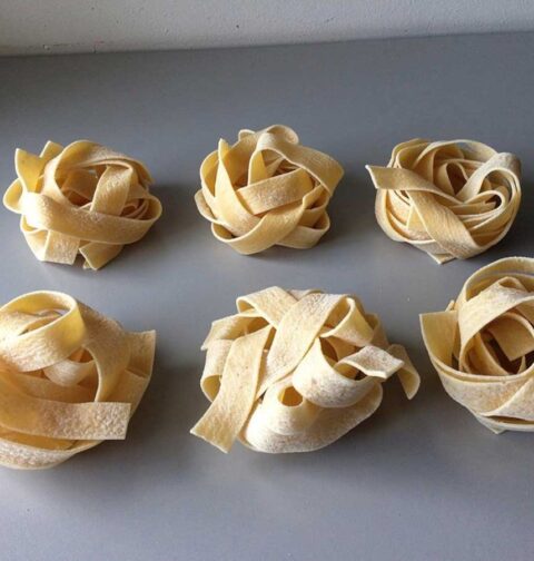 6 nestjes pappardelle, gereed om gekookt te worden.