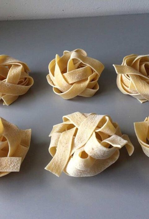 6 nestjes pappardelle, gereed om gekookt te worden.