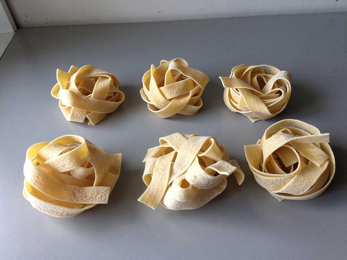 6 nestjes pappardelle, gereed om gekookt te worden.