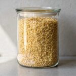 Hoe gegrilde kipspiesjes en groene quinoa-salade maken