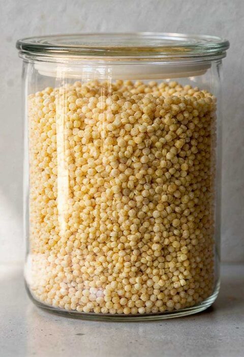 Een hele voorraadbus vol met droge parelcouscous.