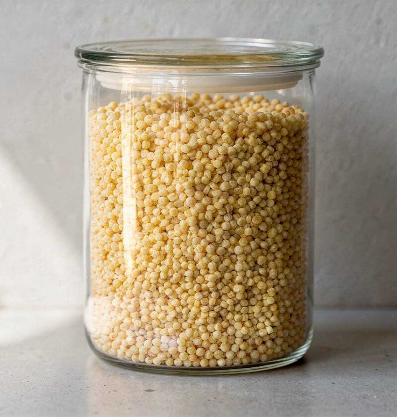 Een hele voorraadbus vol met droge parelcouscous.