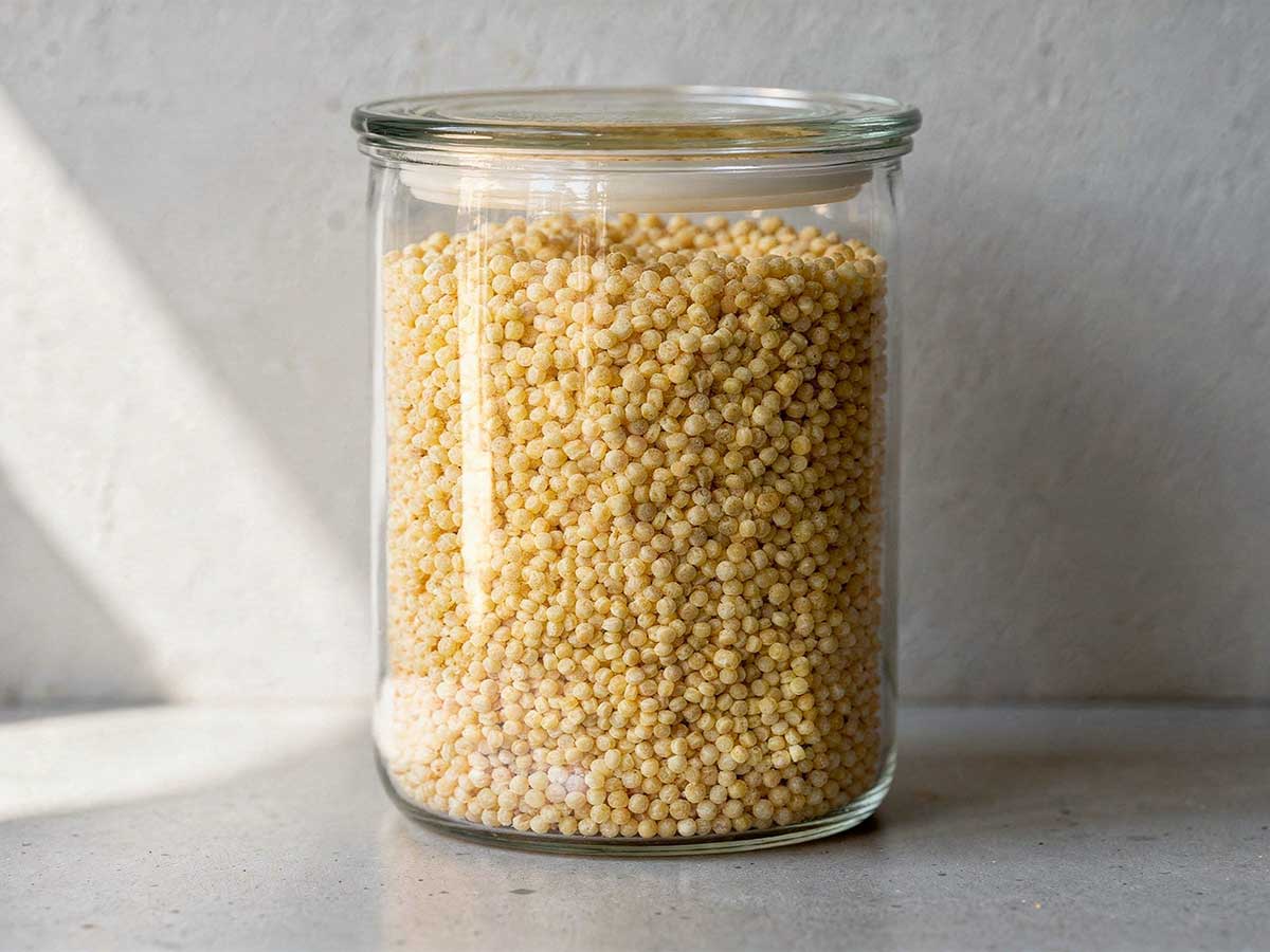 Een hele voorraadbus vol met droge parelcouscous.