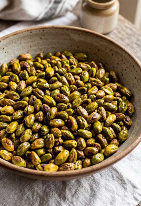 Pistachenoten roosteren in een droge koekenpan
