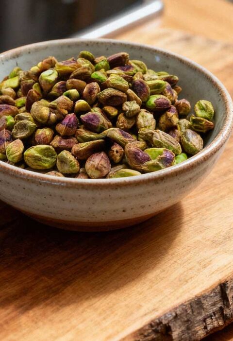 Een schaaltje vol geroosterde pistachenoten.