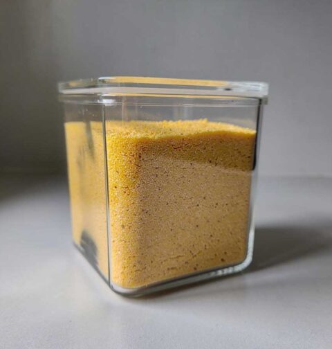 Een grote voorraadbus met gedroogde polenta.