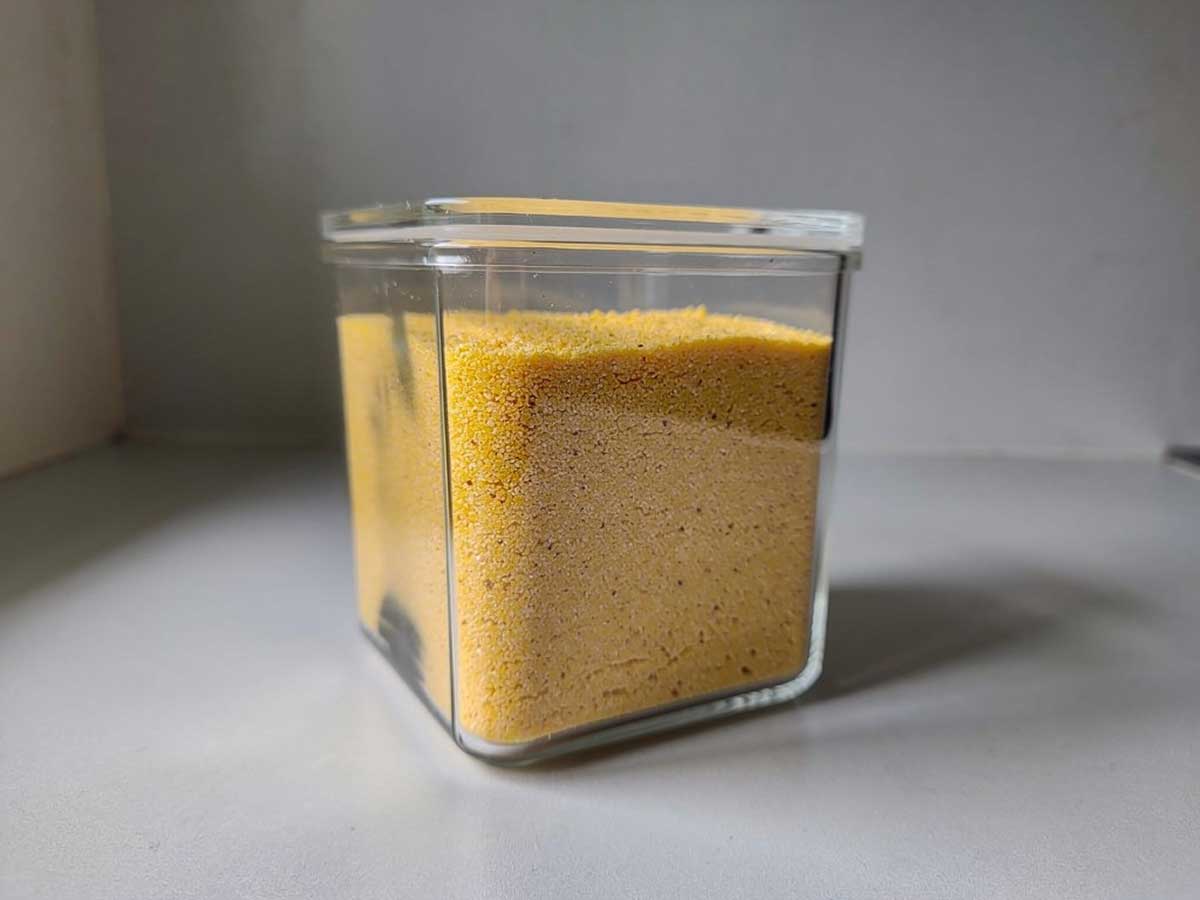 Een grote voorraadbus met gedroogde polenta.