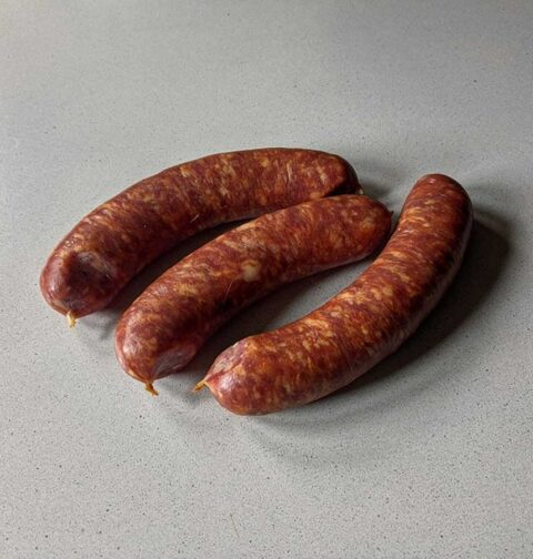 3 Poolse worsten liggen klaar om gebakken te worden.