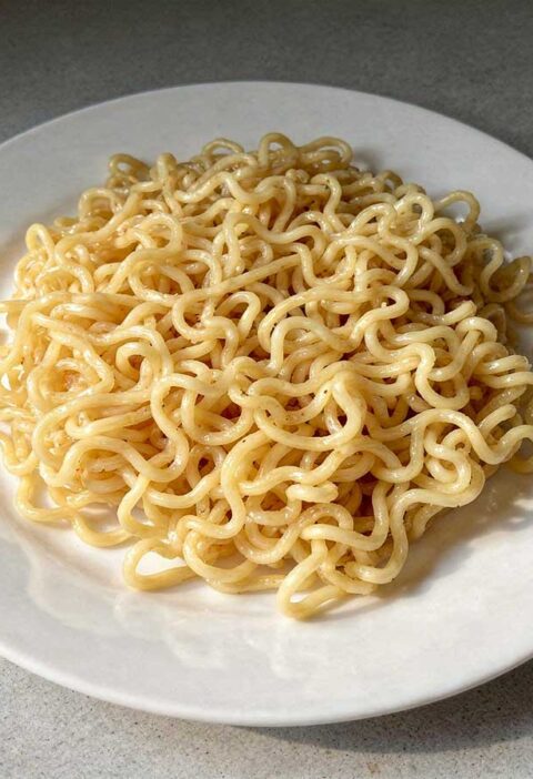 Een wit bord met een portie gekookgte ramen, klaar om verder te verwerken.