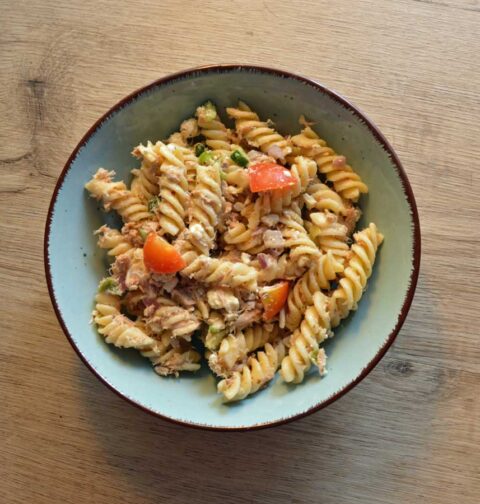 Een kom met gekookte fusilli en een heerlijke saus.
