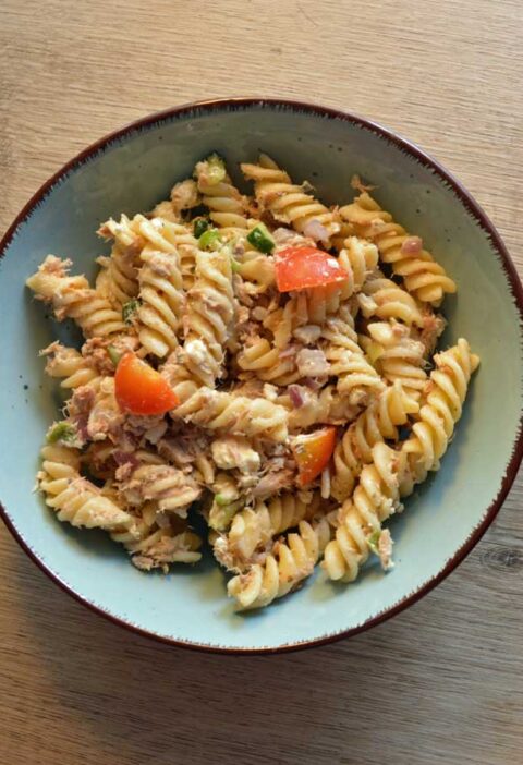 Een kom met gekookte fusilli en een heerlijke saus.