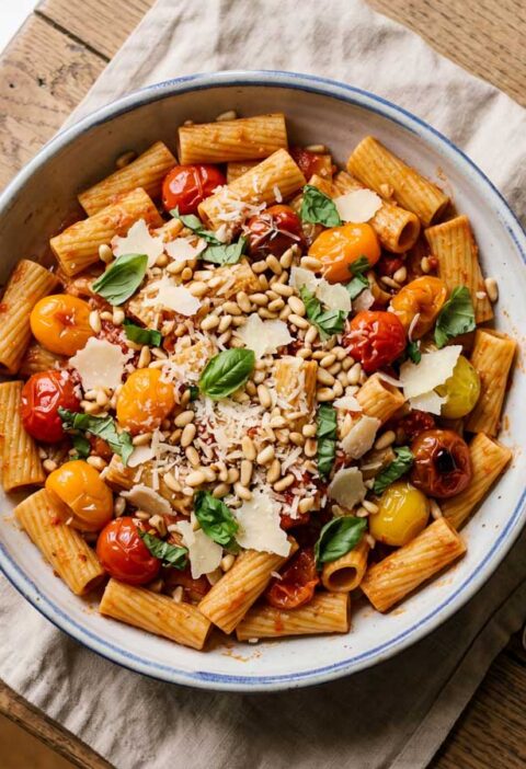 Rigatoni koken in een pan met water