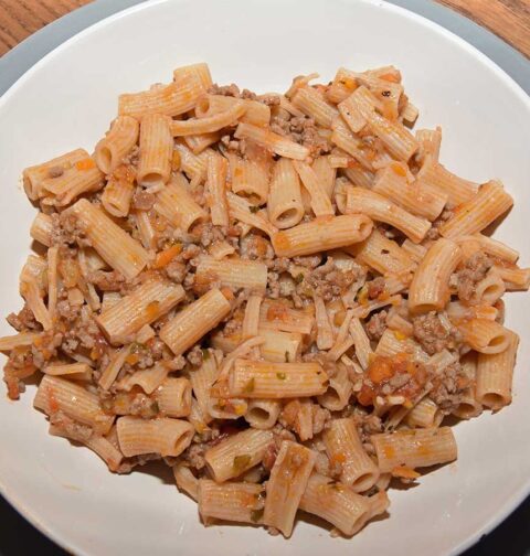 Een bord met een simpele pasta, waarin de gekookte rigatoni de hoofdrolspeler is.