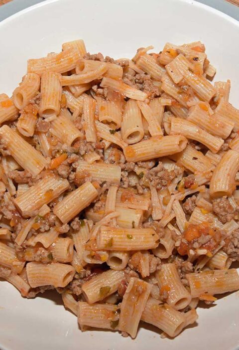 Een bord met een simpele pasta, waarin de gekookte rigatoni de hoofdrolspeler is.