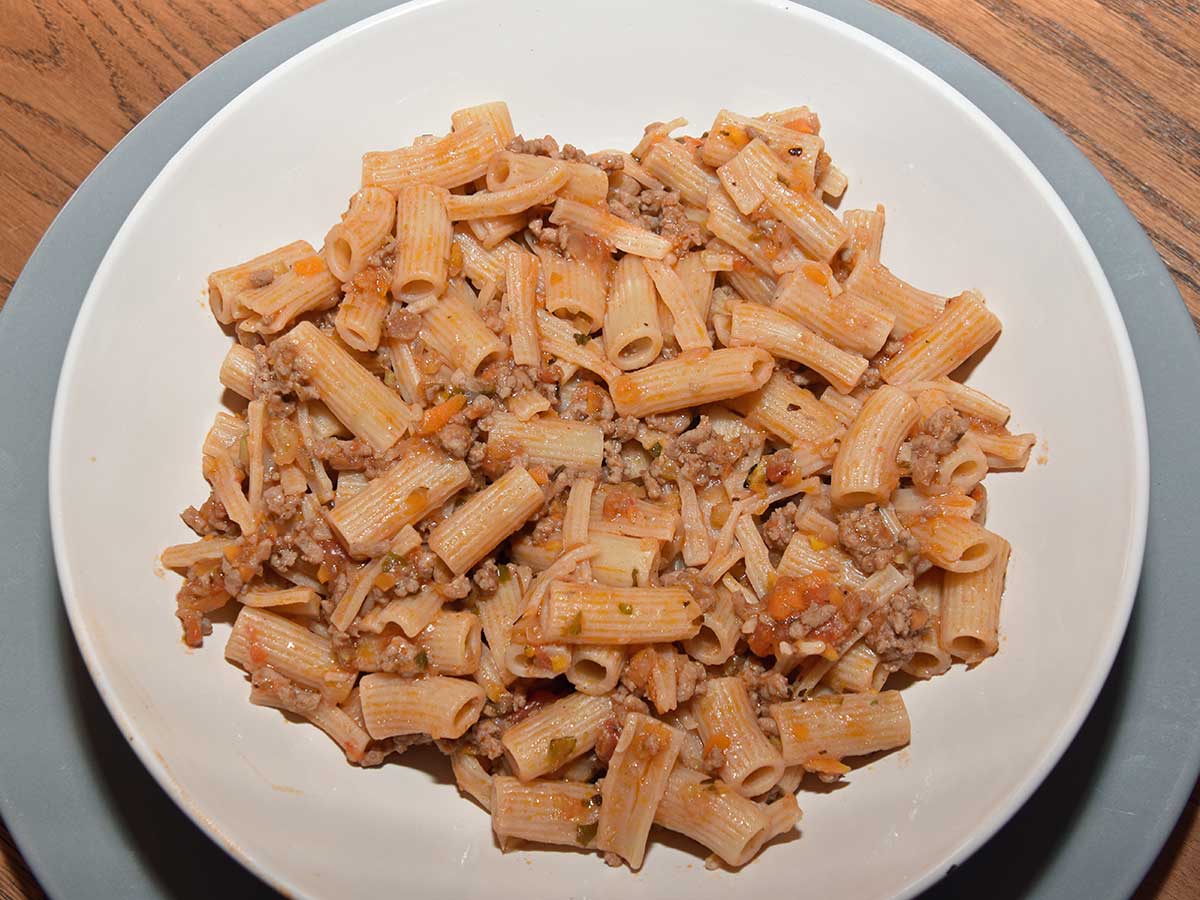 Een bord met een simpele pasta, waarin de gekookte rigatoni de hoofdrolspeler is.