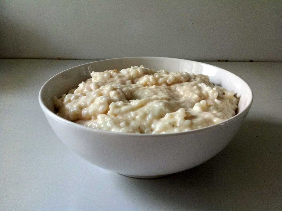 Een schaaltje met net gemaakte rijstepap.