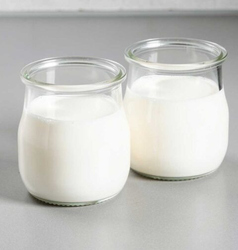 2 glazen met zelfgemaakte rijstmelk.