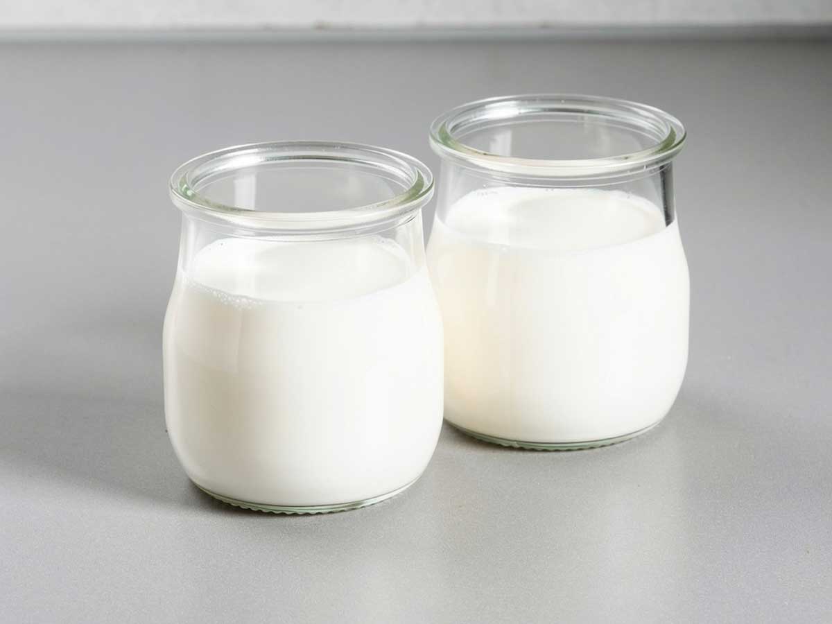 2 glazen met zelfgemaakte rijstmelk.