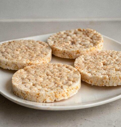 4 zelfgemaakte rijstwafels liggen op een bord.