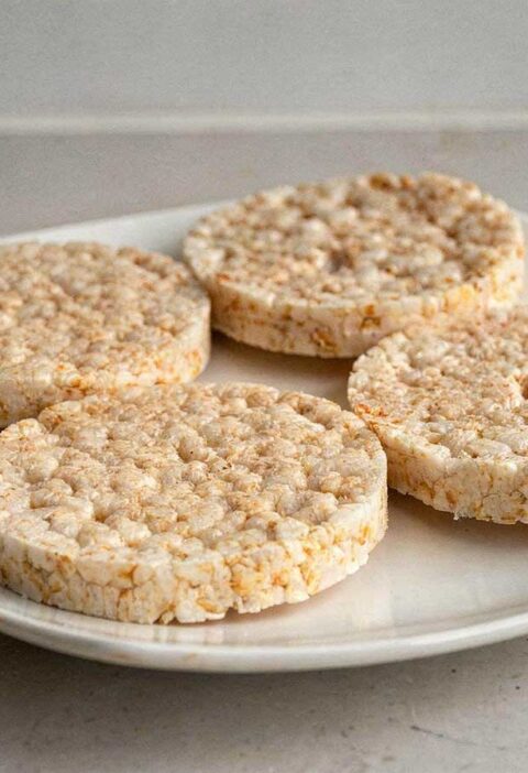 4 zelfgemaakte rijstwafels liggen op een bord.
