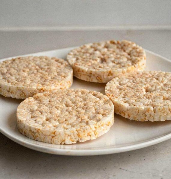 4 zelfgemaakte rijstwafels liggen op een bord.