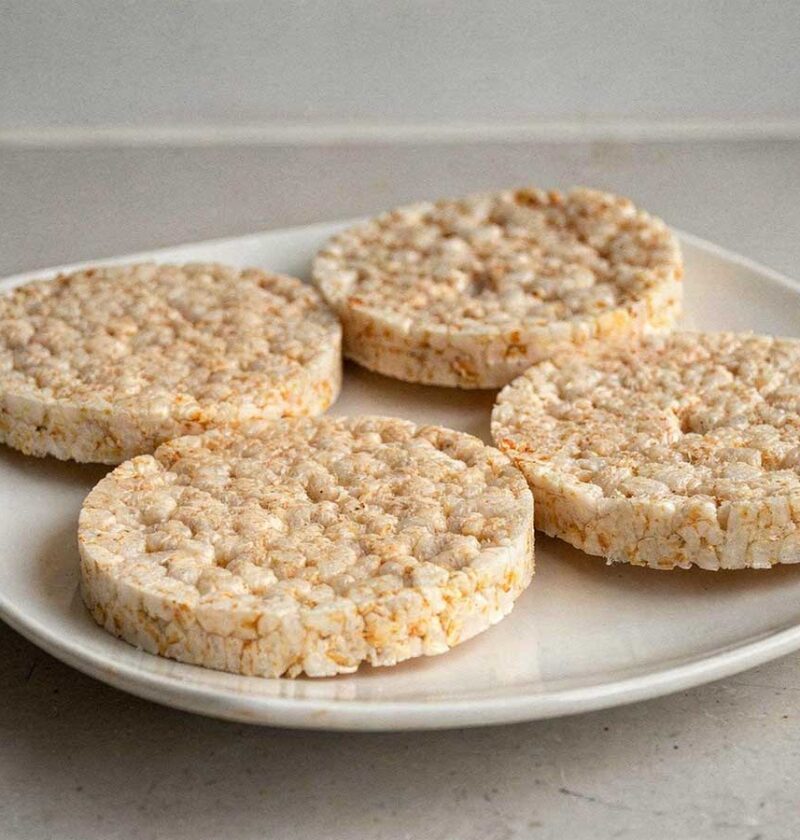 4 zelfgemaakte rijstwafels liggen op een bord.