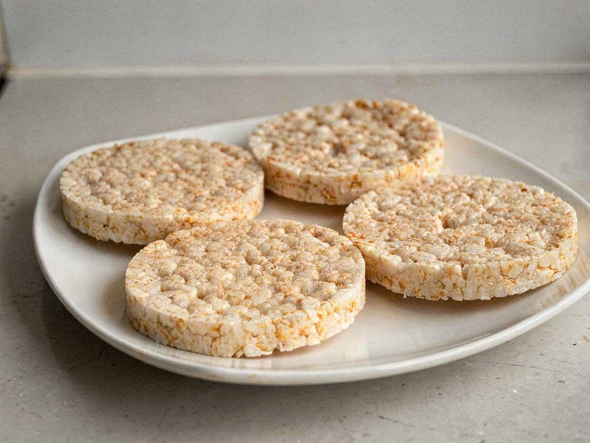 4 zelfgemaakte rijstwafels liggen op een bord.