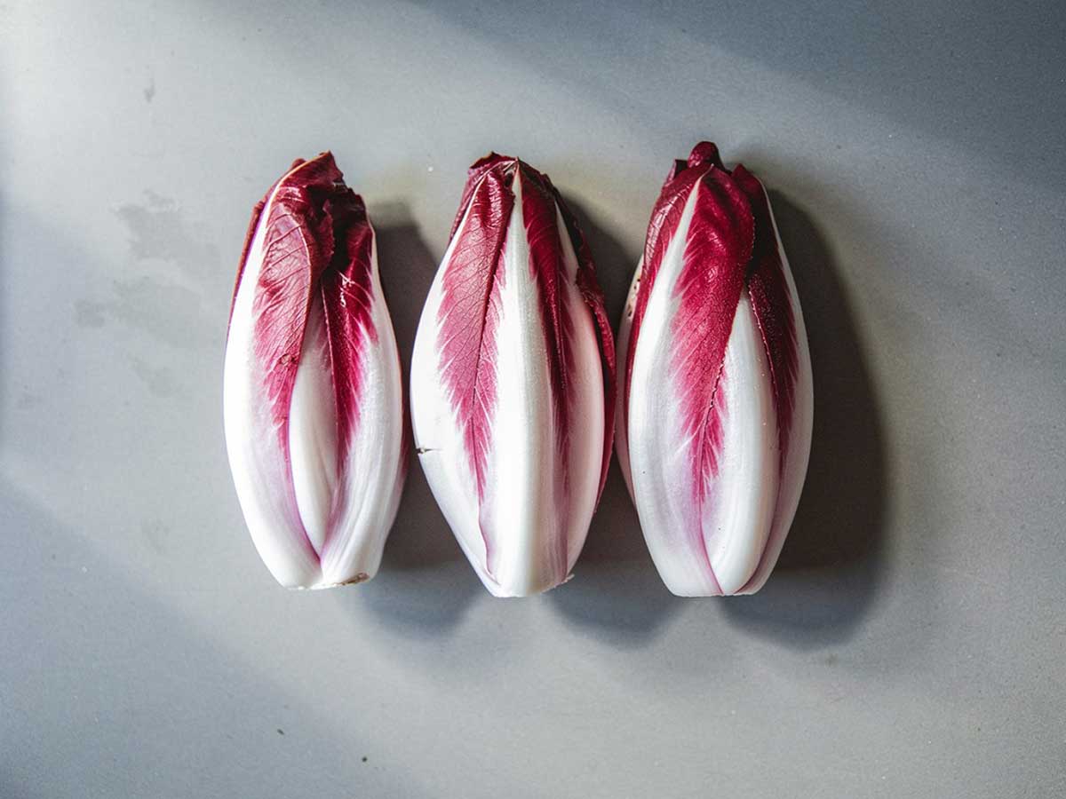 3 stronken verse roodlof op het werkblad.