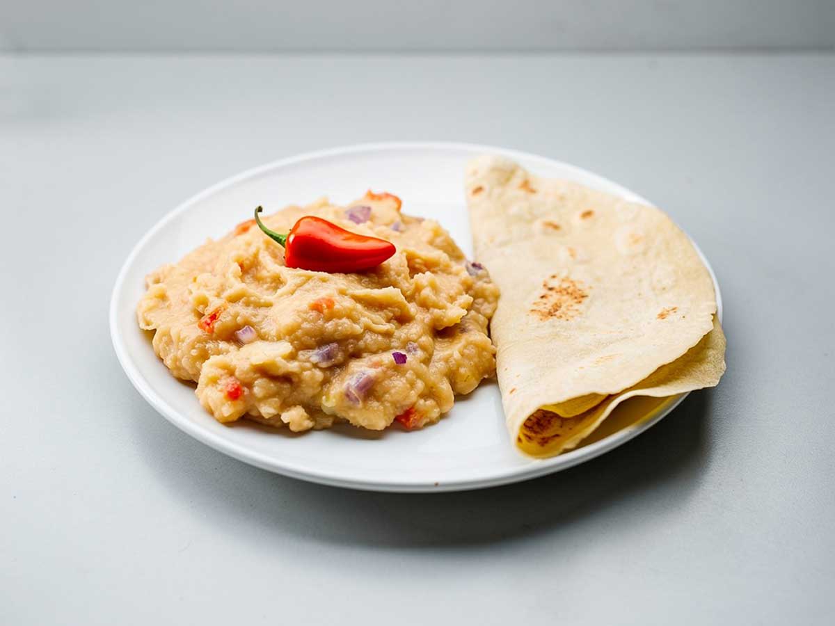 Een bord met sada edoes, met roti, en een rode peper.