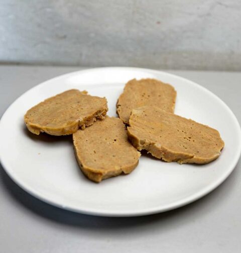 In plakken gesneden seitan, om straks te gaan bakken.