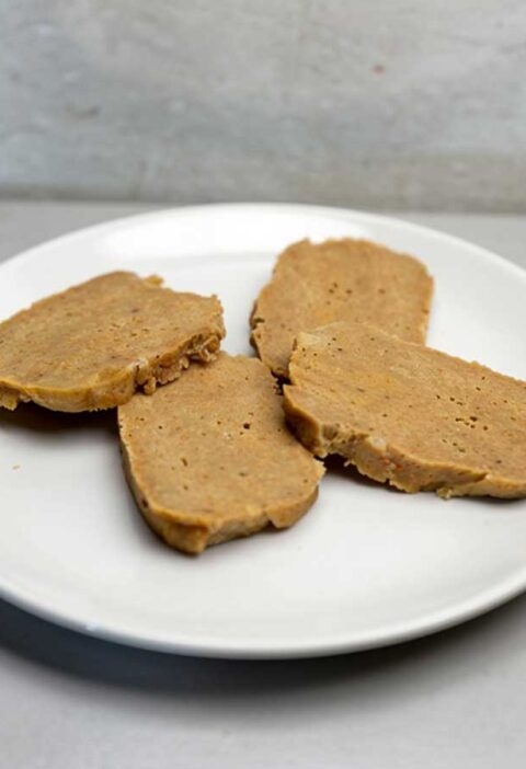 In plakken gesneden seitan, om straks te gaan bakken.