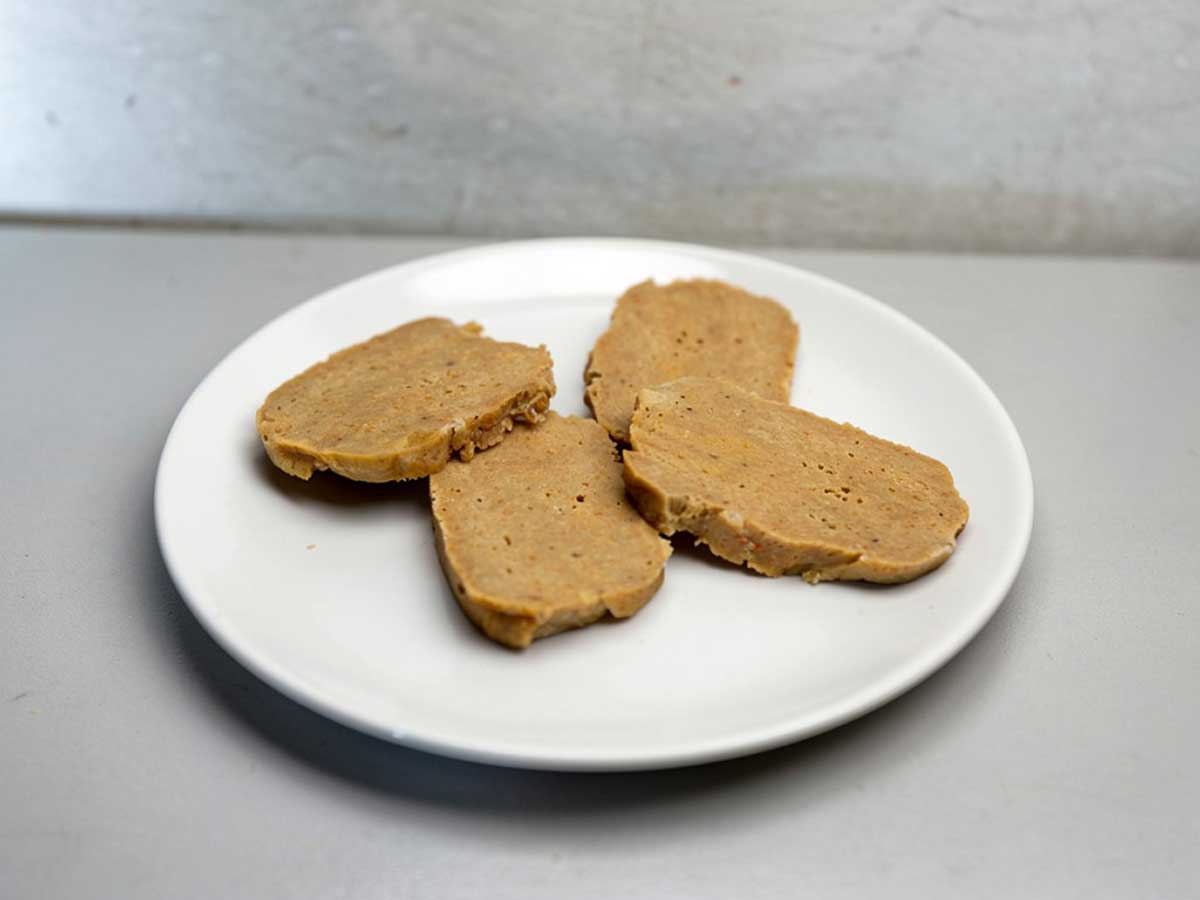 In plakken gesneden seitan, om straks te gaan bakken.