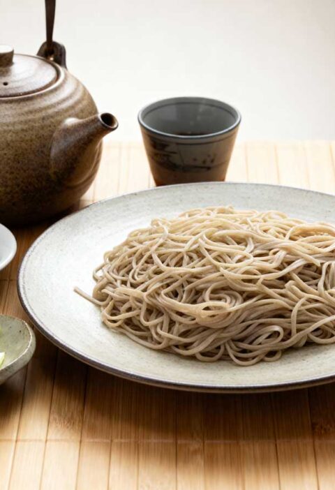 Soba noedels koken in ruim water