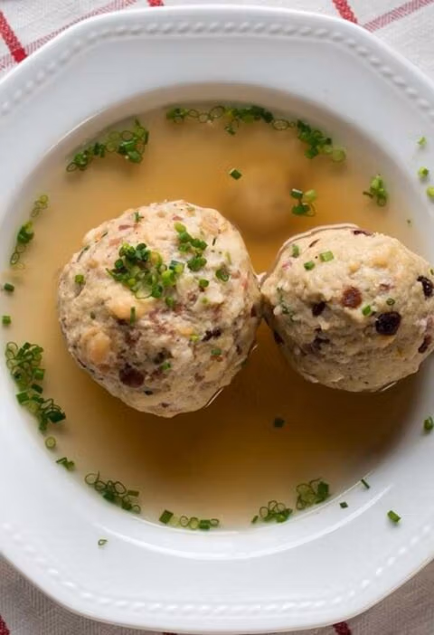 Een van mijn favoriete gerechten: Speckknödelsuppe met 2 speckknödels.
