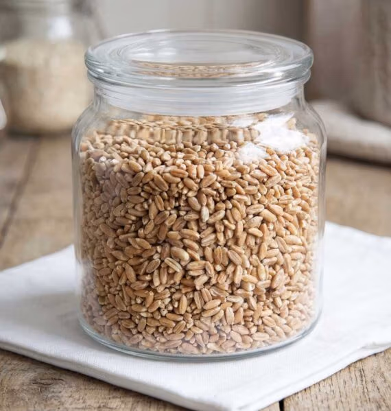Spelt koken in een gewone pan, in de keuken van Wilhelmus Hengstmengel