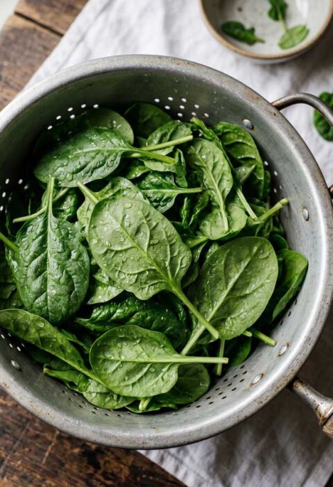 Spinazie koken met aanhangend water in een pan