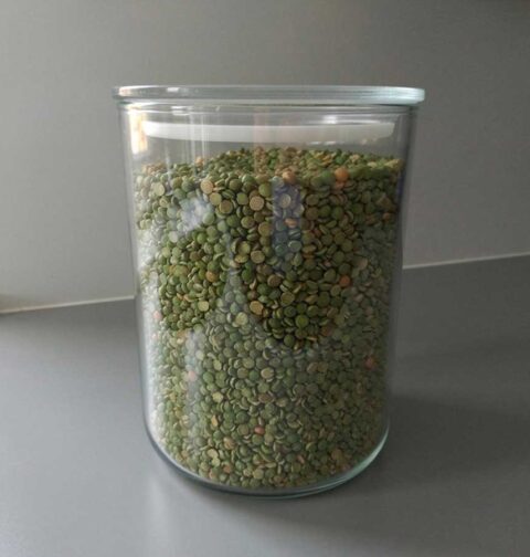 Een grote voorraadbus vol spliterwten, om ze te koken of soep te maken.