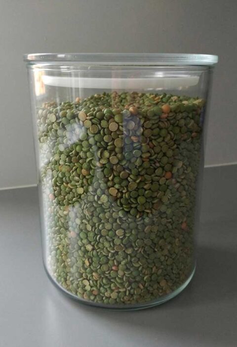 Een grote voorraadbus vol spliterwten, om ze te koken of soep te maken.