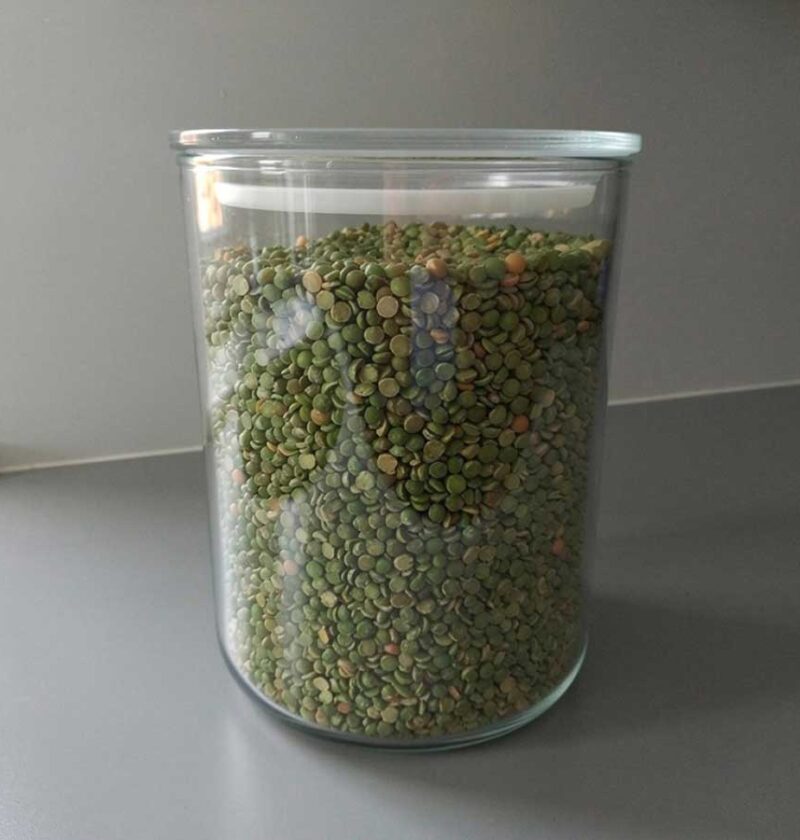 Een grote voorraadbus vol spliterwten, om ze te koken of soep te maken.