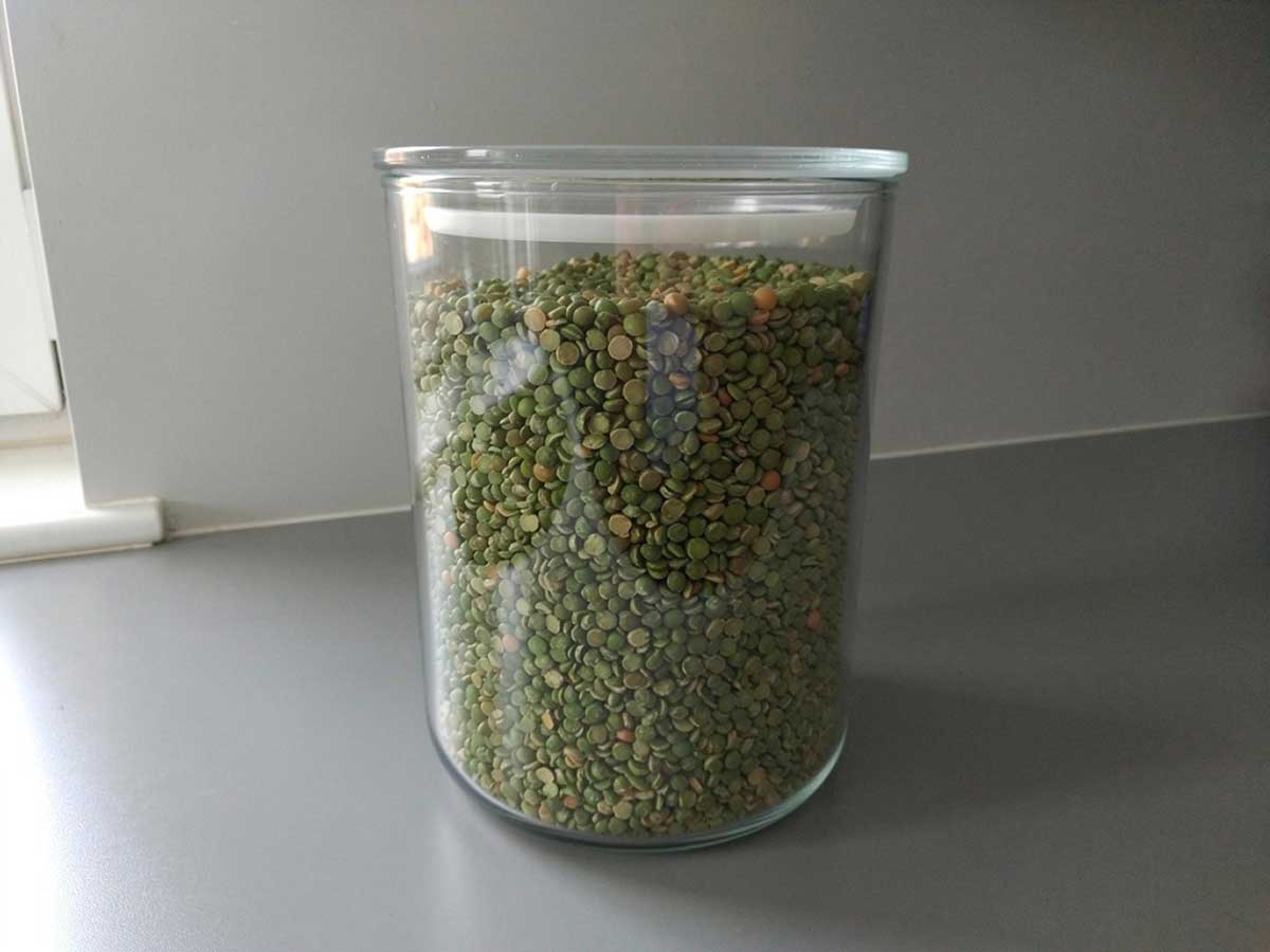 Een grote voorraadbus vol spliterwten, om ze te koken of soep te maken.