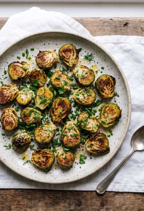 Spruitjes bakken in een koekepan met een beetje olie