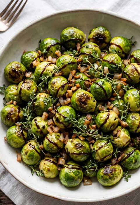 Spruitjes koken in een gewone pan met ruim water
